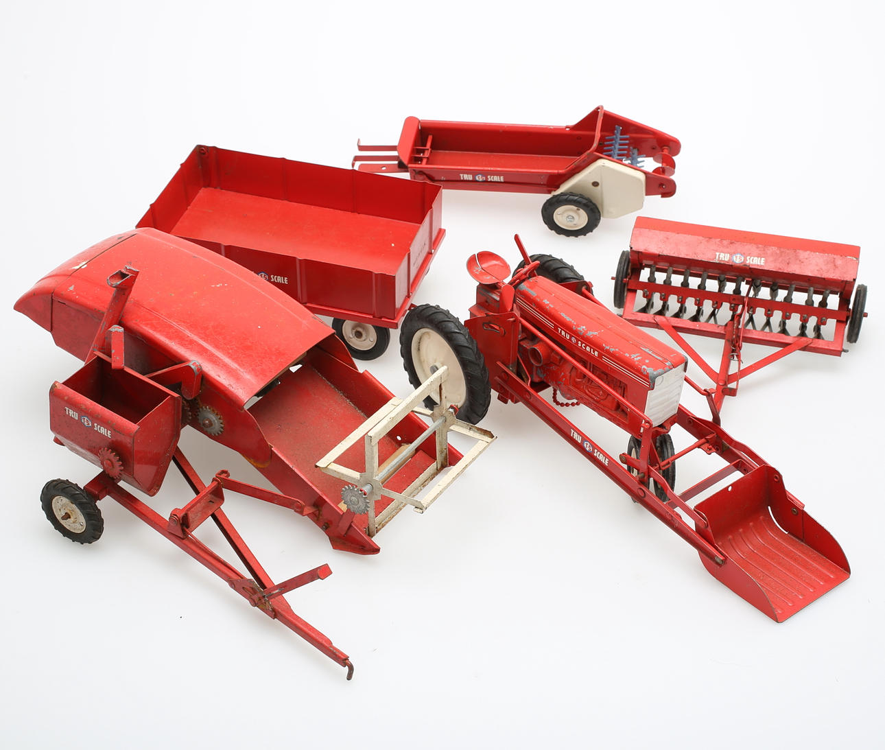 TRAKTOR med JORBRUKSMASKINER, 5 delar, plåt, Tru-Scale, USA.