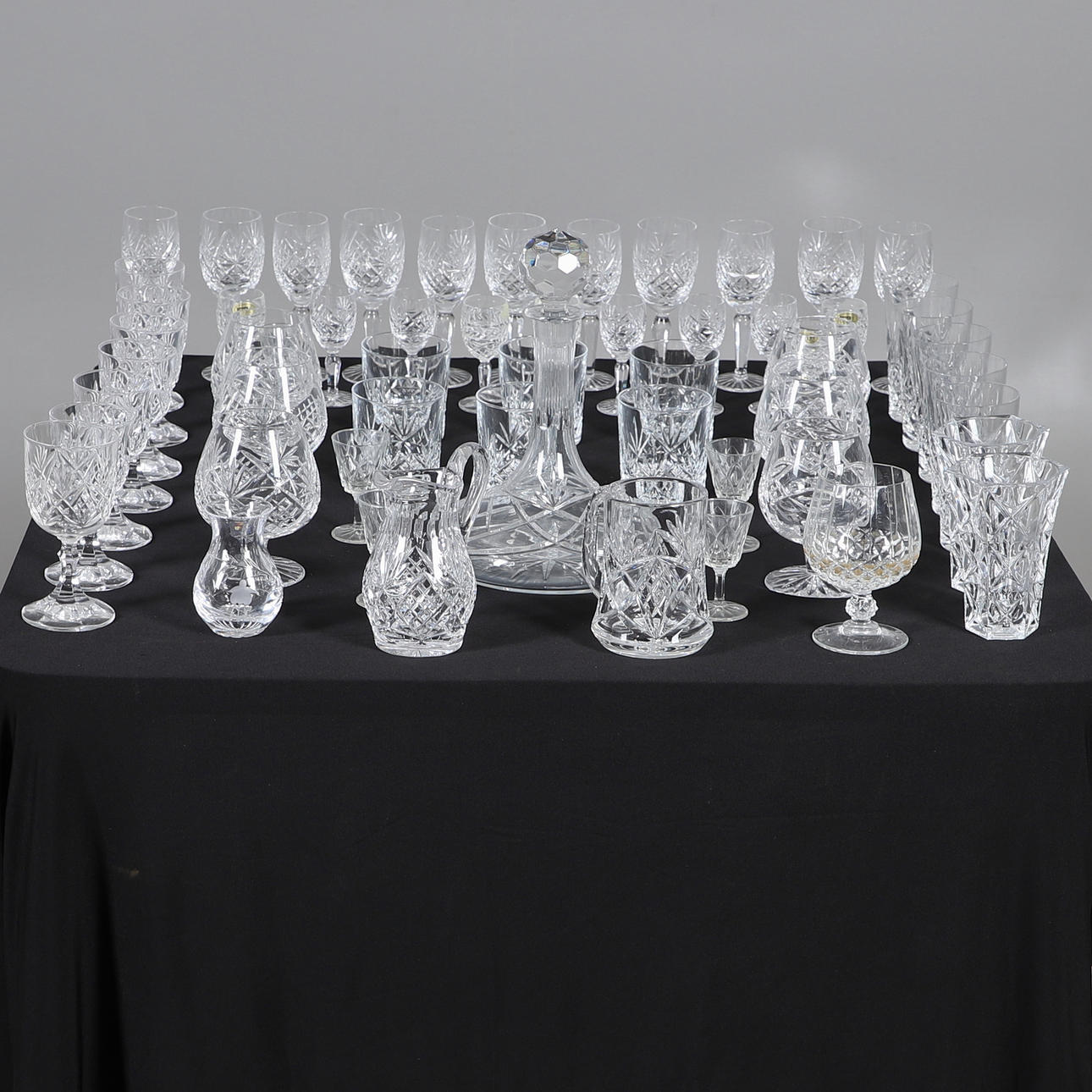 A QUANTITY OF CRYSTAL GLASS.