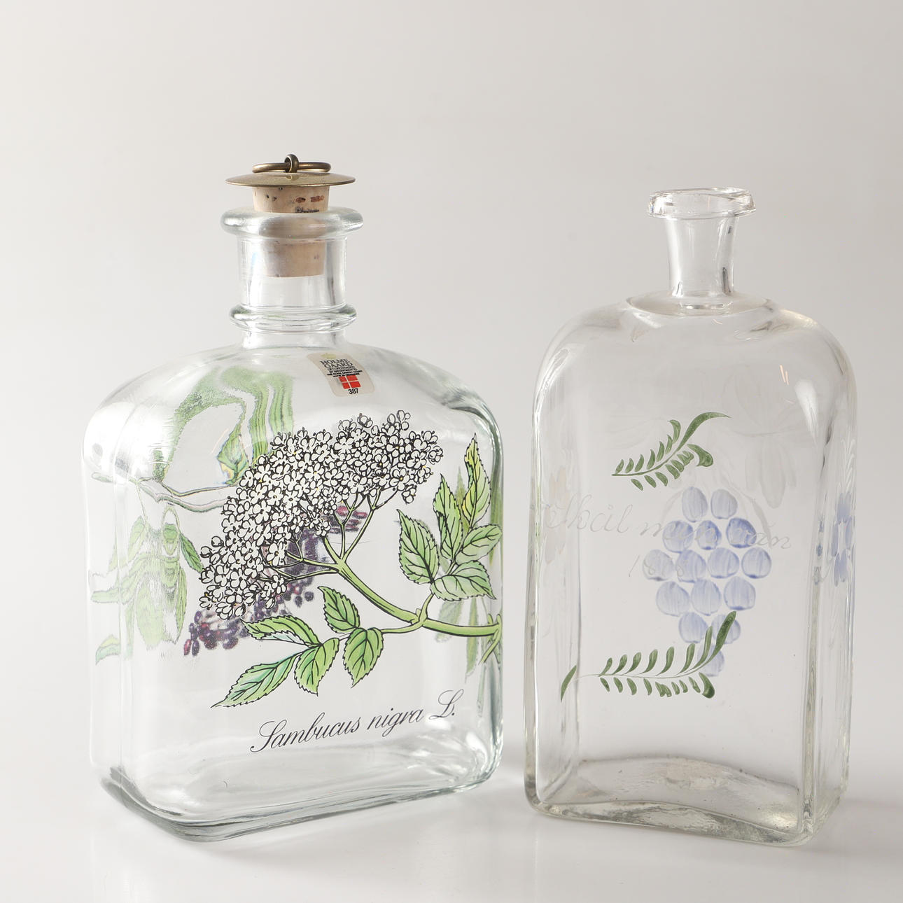 KARAFFER, 2 stycken, glas, 1800 samt sent 1900-tal.