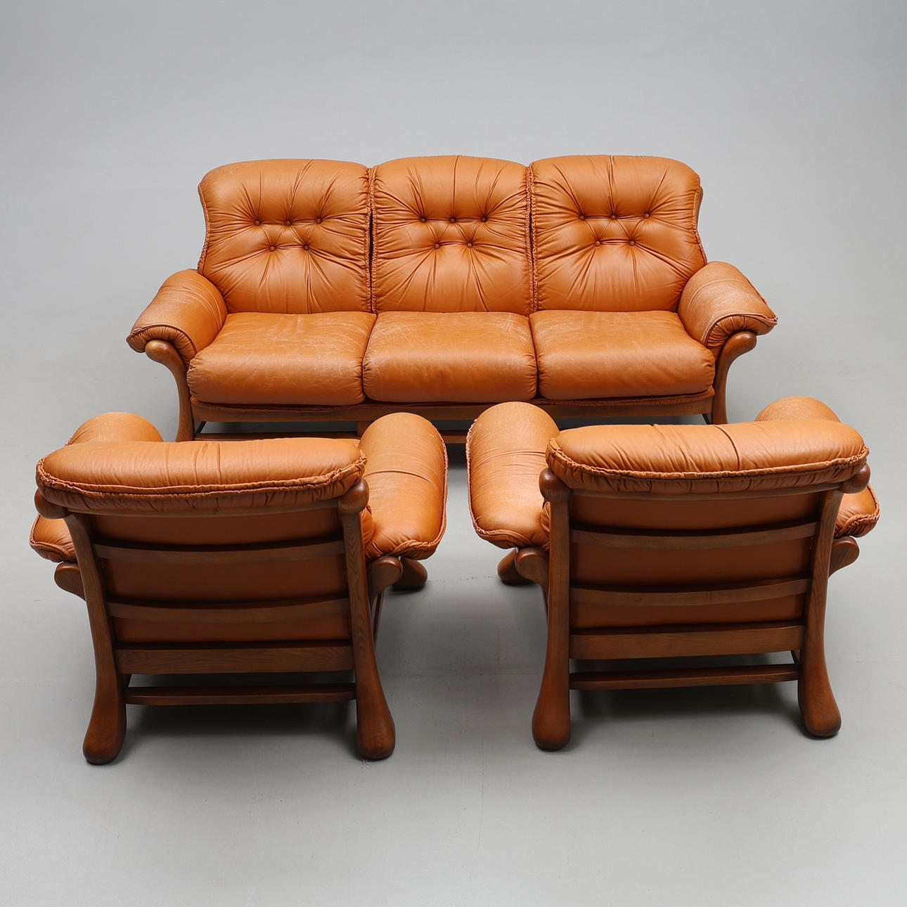 SEATING AREA. 3 pieces, skins.