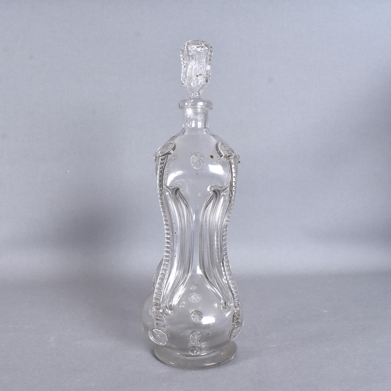 A clear glass bottle, 18th-20th century.