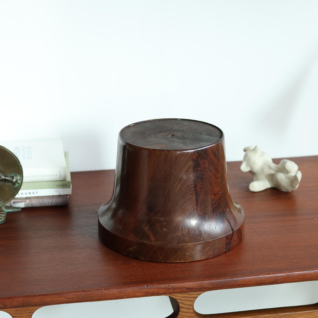 Solid plinth, lacquered mahogany, 1900s.