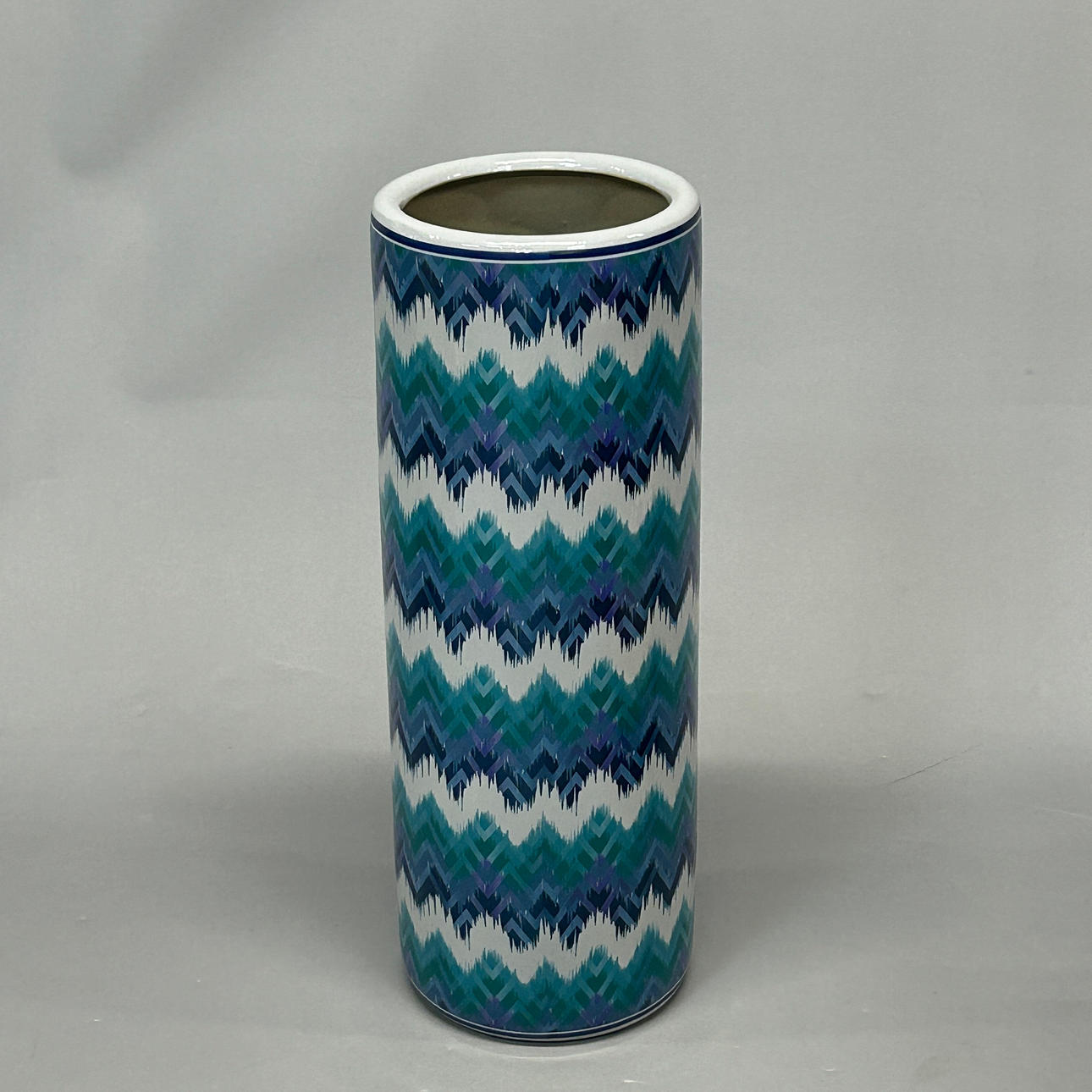 PORCELAIN UMBRELLA STAND.