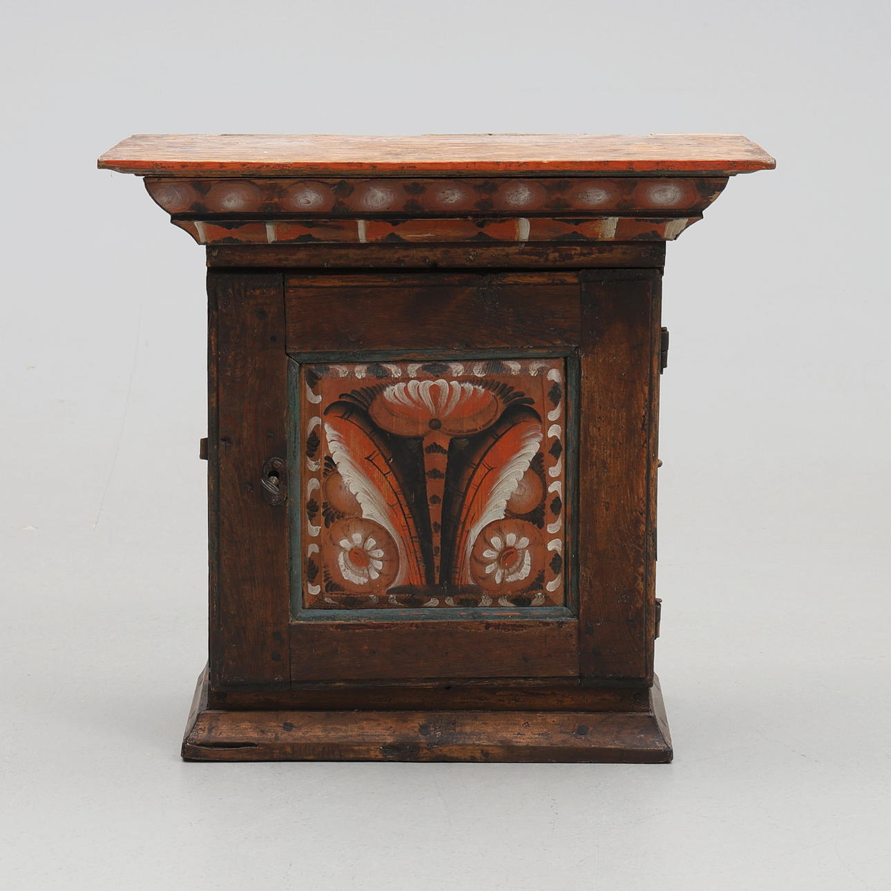 HANGING CABINETS. Allmoge, 17th/19th century.