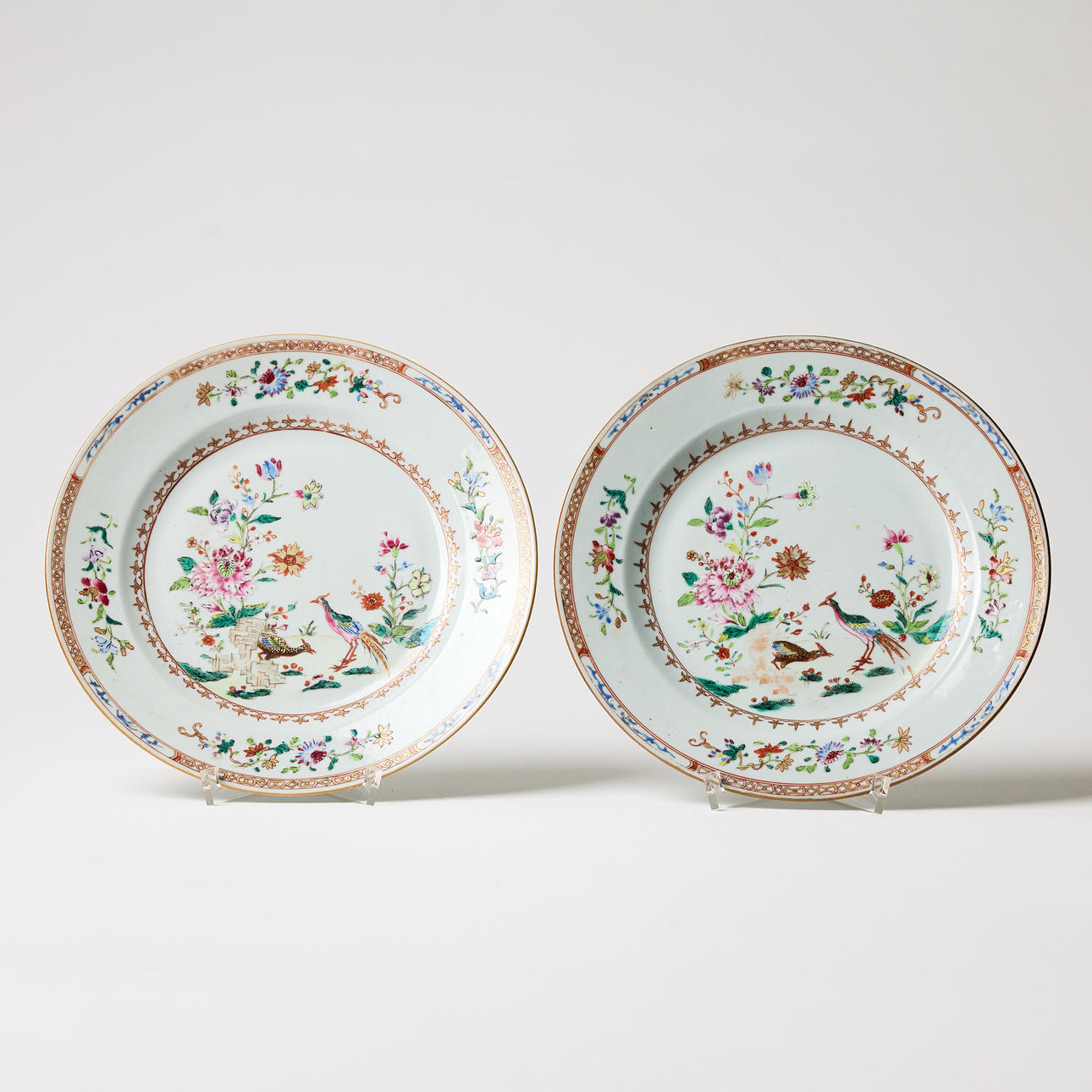 TALLRIKAR, ett par, porslin, Kina, Qianlong (1736-1795), famille rose ...