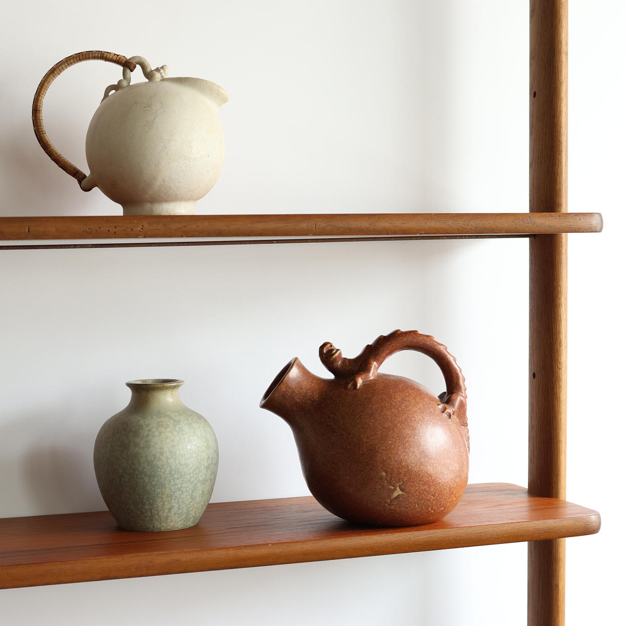 JAIS NIELSEN (1885-1961). Kanna av stengods glaserad i orange-bruna nyanser med ödlaformat handtag, Saxbo, Danmark, 1930-tal.