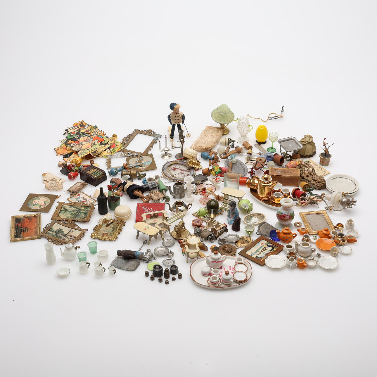 ASSORTED DOLLHOUSE MINIATURES, 19TH/20TH CENTURY.