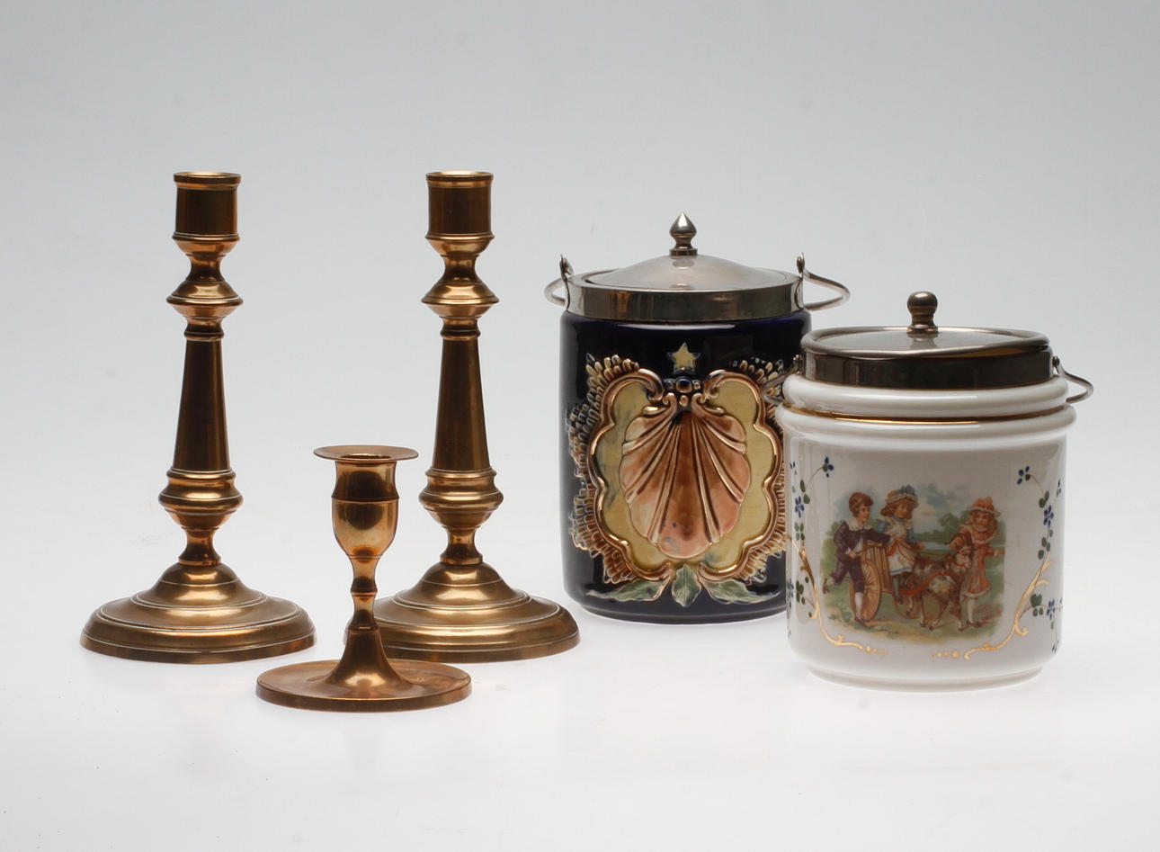 DIVERSE, 4 delar. Bland annat ljusstakar, No 39, AE Naesman & Co, Eskilstuna.18/1900-tal.