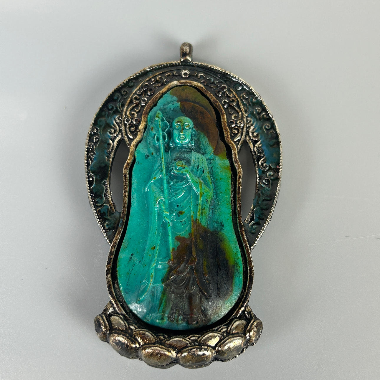 WHITE METAL & RECONSTITUTED TURQUOISE PENDANT.