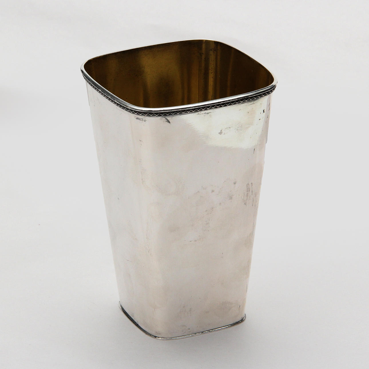 A silver vase, year letter E9.