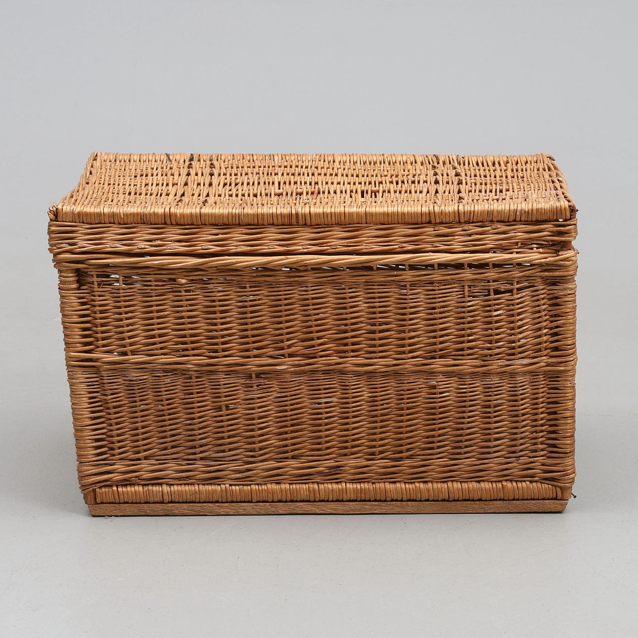 BASKET/CASKET. Braided rattan.
