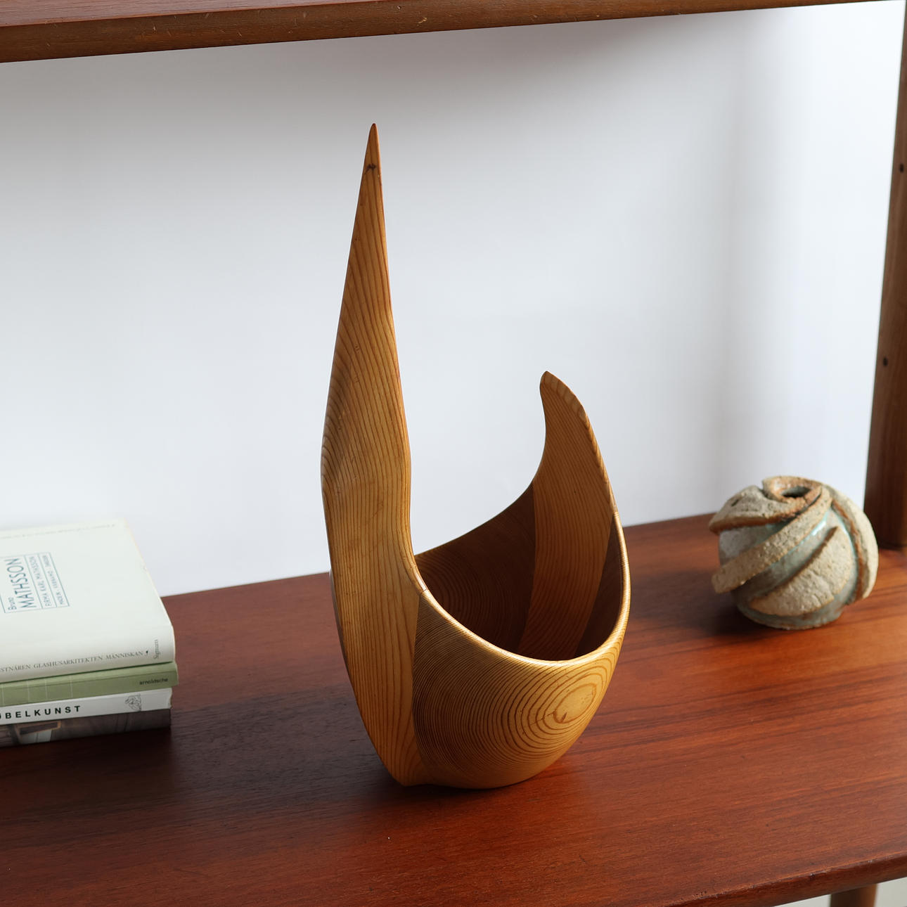 JOHNNY MATTSSON (1906-1970). Skulpturell skål av furu, signerad, Sverige, 1900-talets mitt.