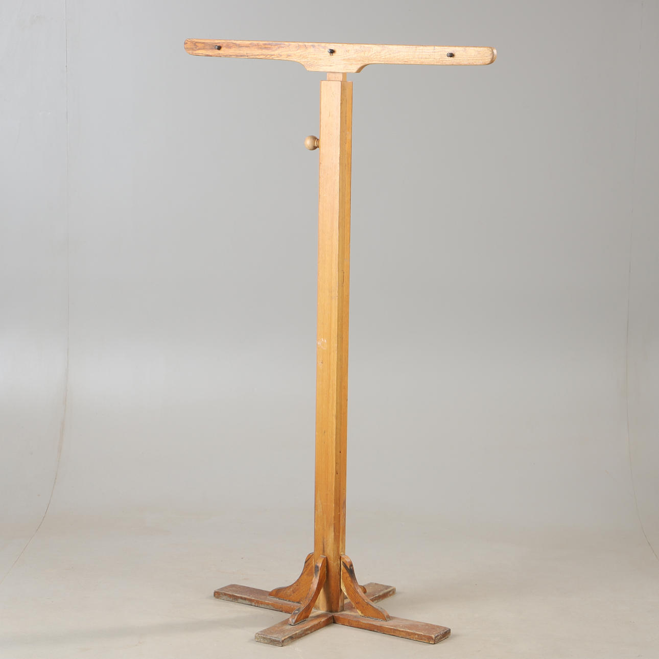 PLANSCHSTATIV, furu, 1900-talets första hälft.