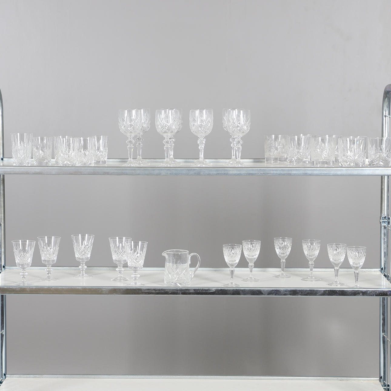 ASSORTED CUT GLASS AND CRYSTAL GLASSWARE.