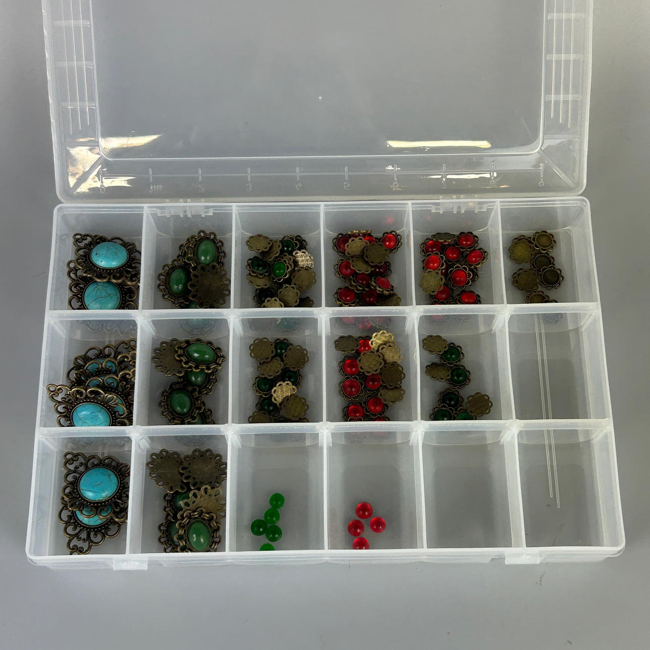 QUANTITY OF DECORATIVE BEADS.