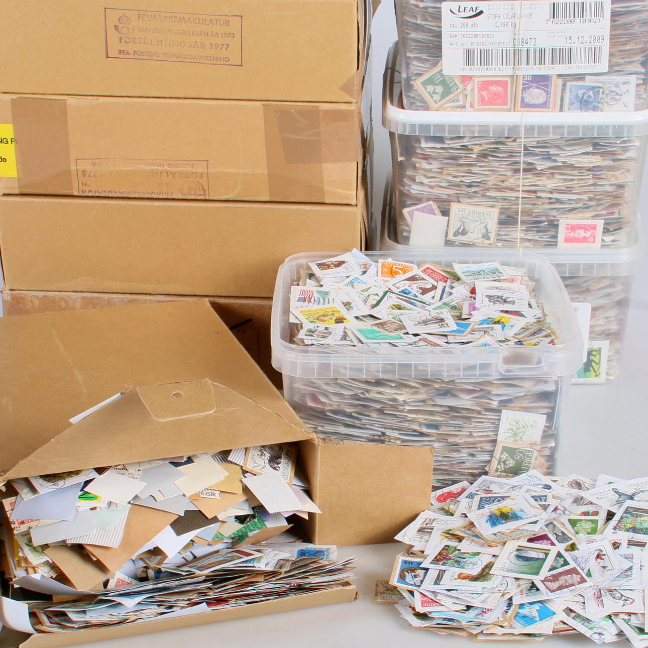 FRIMÄRKEN, ca 12 kg, frimärksklipp, mestadels Sverige.