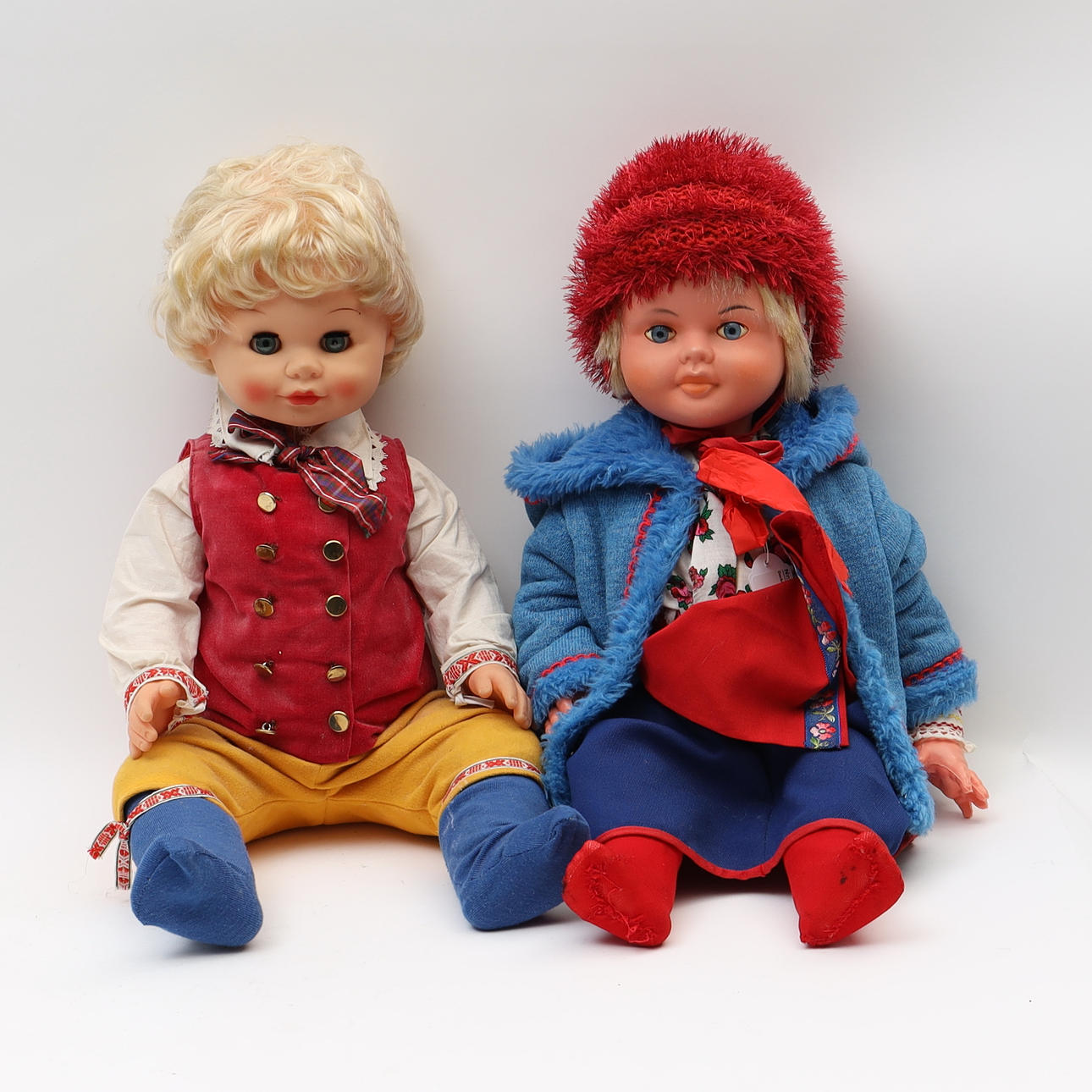 DOCKOR, 2st, iklädda folkdräkt.