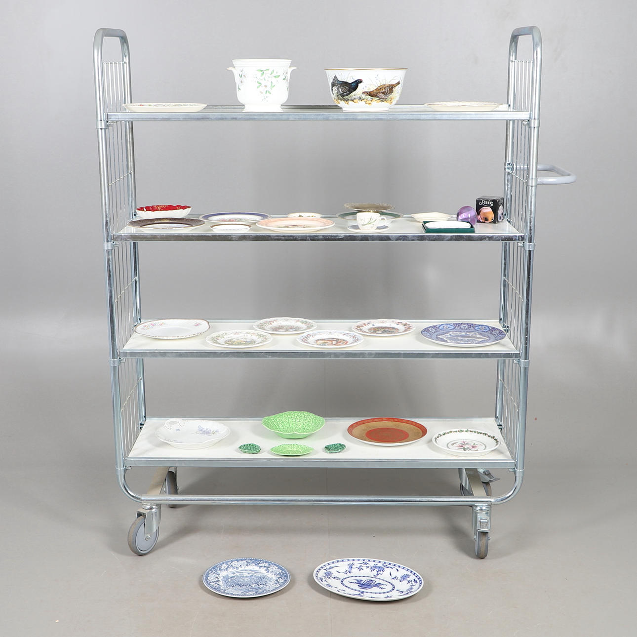 MIXED ASSORTMENT OF CERAMICS.