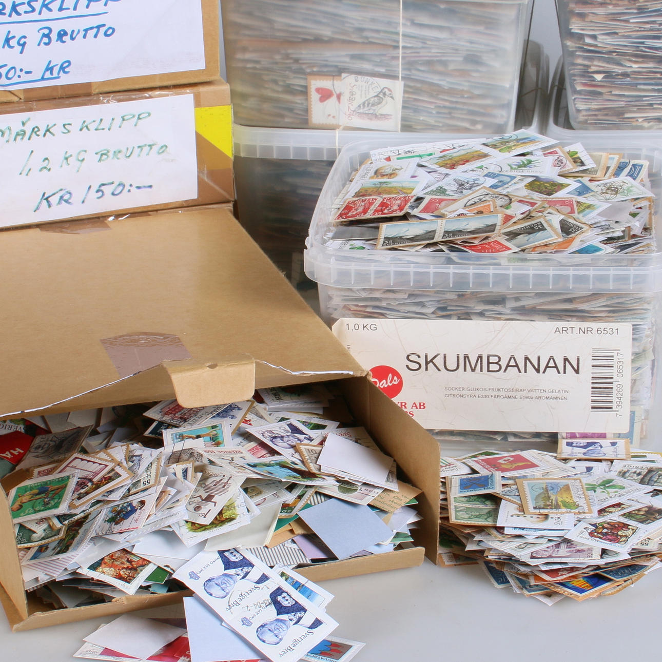FRIMÄRKEN, ca 12 kg, frimärksklipp, mestadels Sverige.