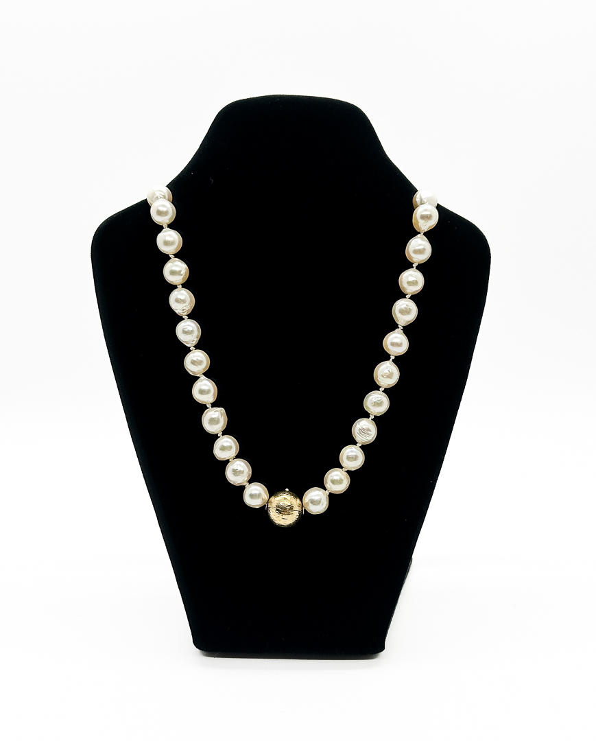 OLE LYNGGAARD. PÄRLCOLLIER, lås 18k Guld.