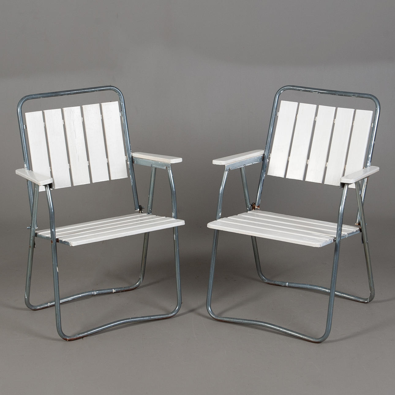 FOLDING CHAIRS a pair, ribbed.
