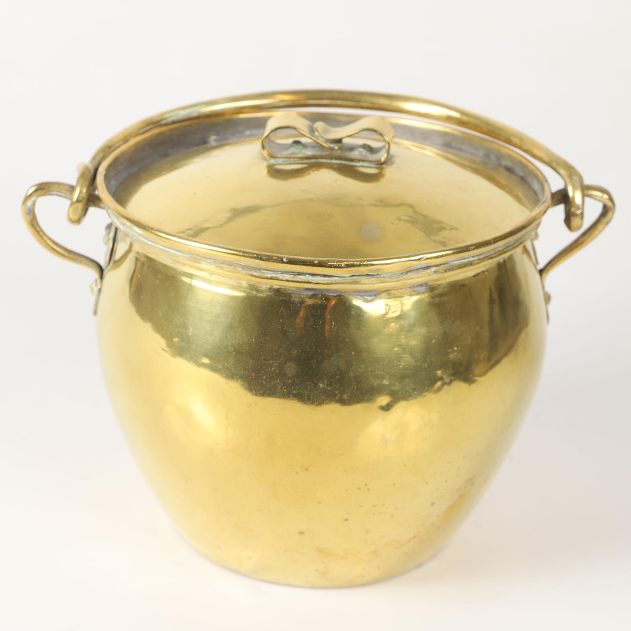 A brass bulk pot, early 20th century.