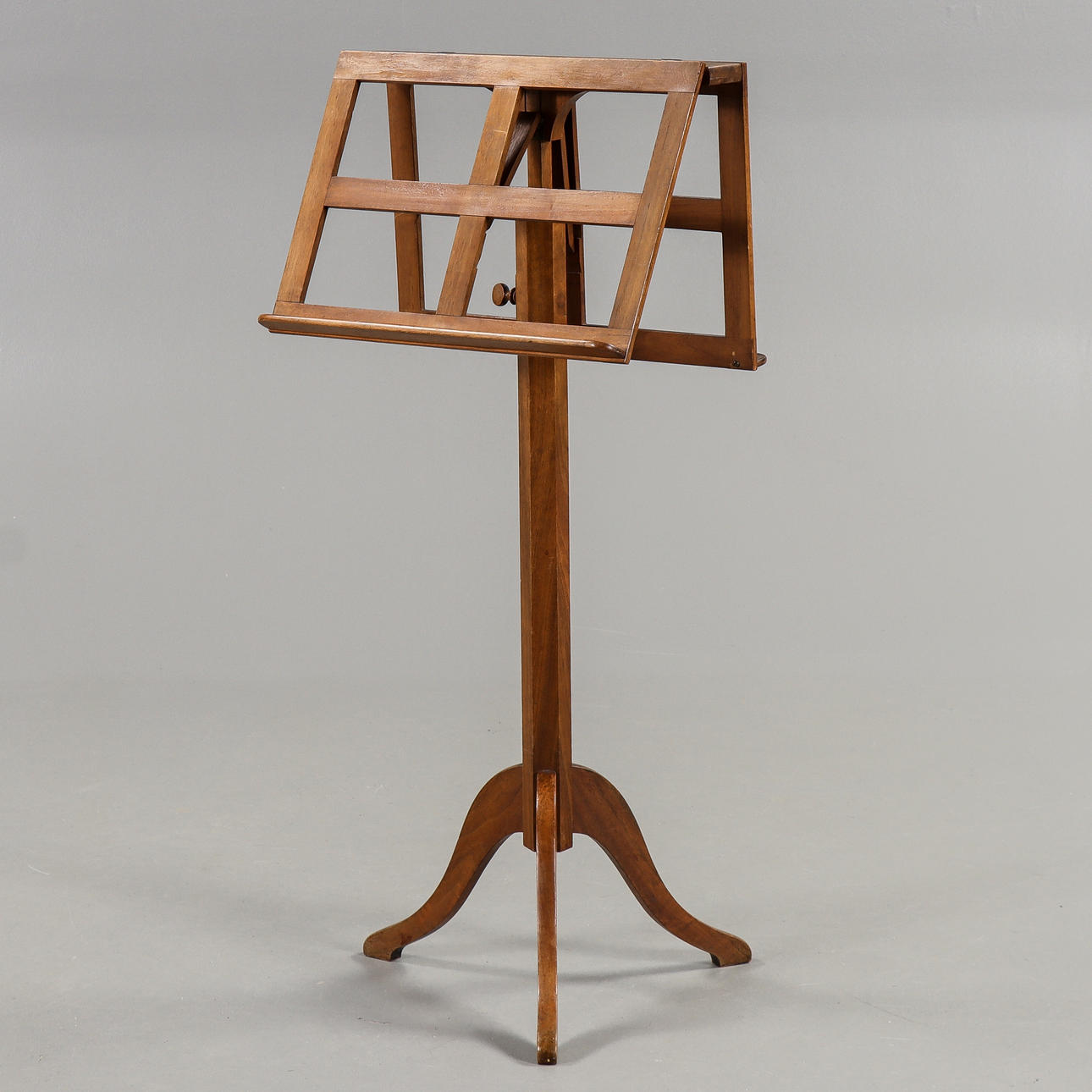 NOTSTÄLL Valnöt, 1800-talets andra hälft.