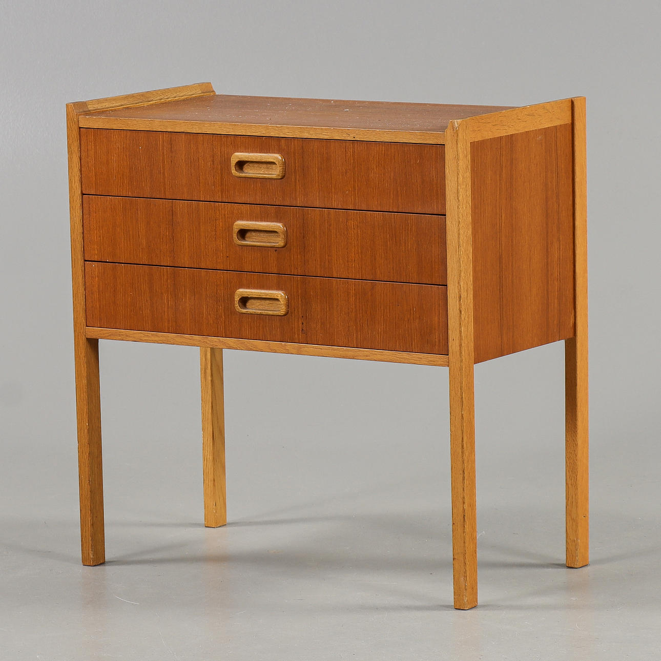 SÄNGBORD / BYRÅ Teak, 1960-tal.