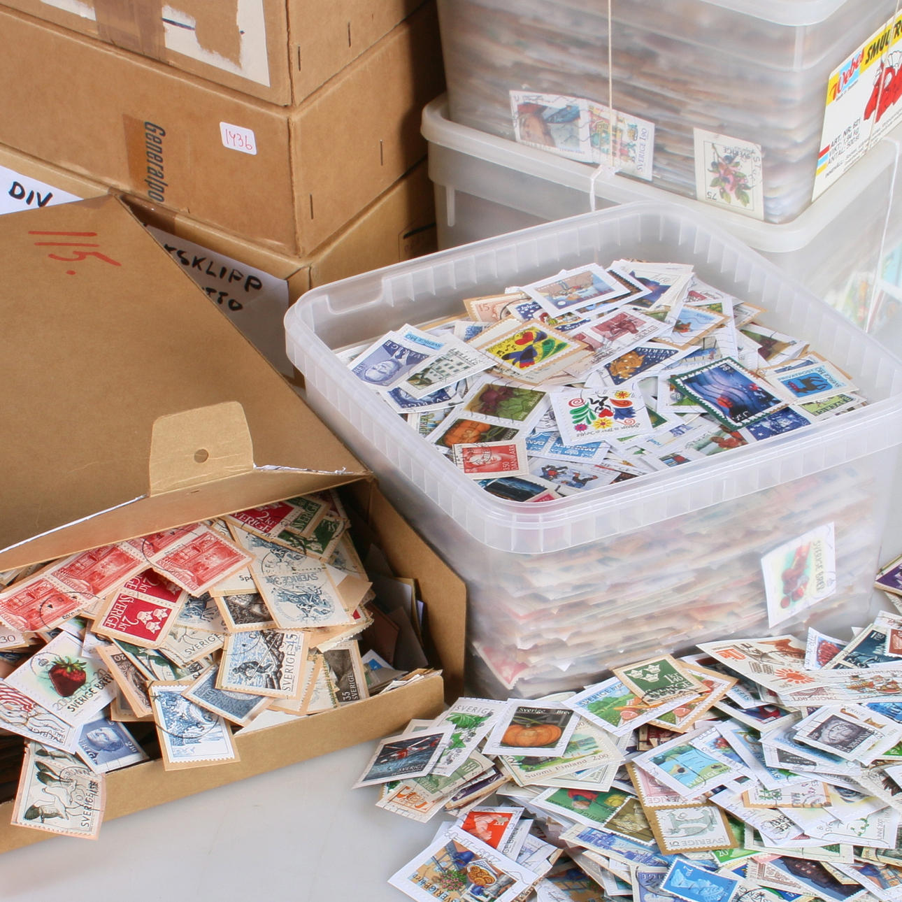 FRIMÄRKEN, ca 12 kg, frimärksklipp, hela världen.