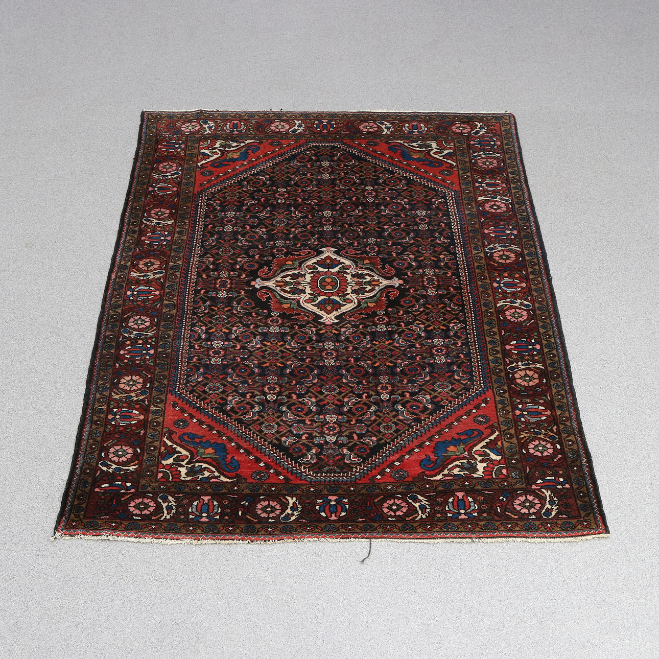 BAKHTIARI. Handknotted. Wool on cotton wool.