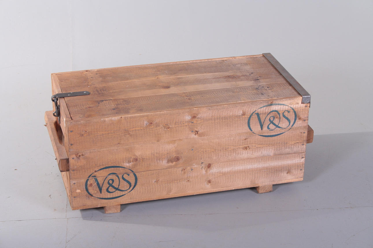 TRÄLÅDA med lock,Vin & Sprit. 1900-talets första hälft.