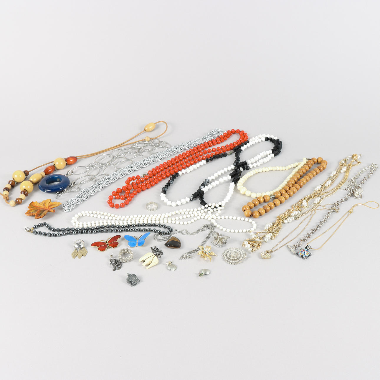 SMYCKEN, bijouterier och någon del i silver.