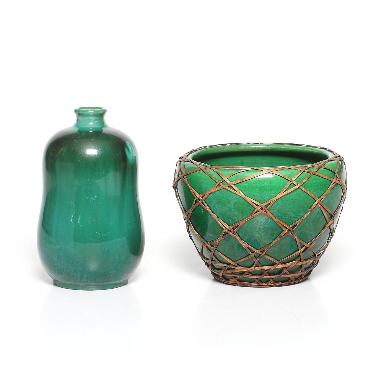 VAS och YTTERFODER, 2 delar keramik, bl.a. Christer Heijl (Christer Keramik), Töreboda, 1900-talets första hälft.