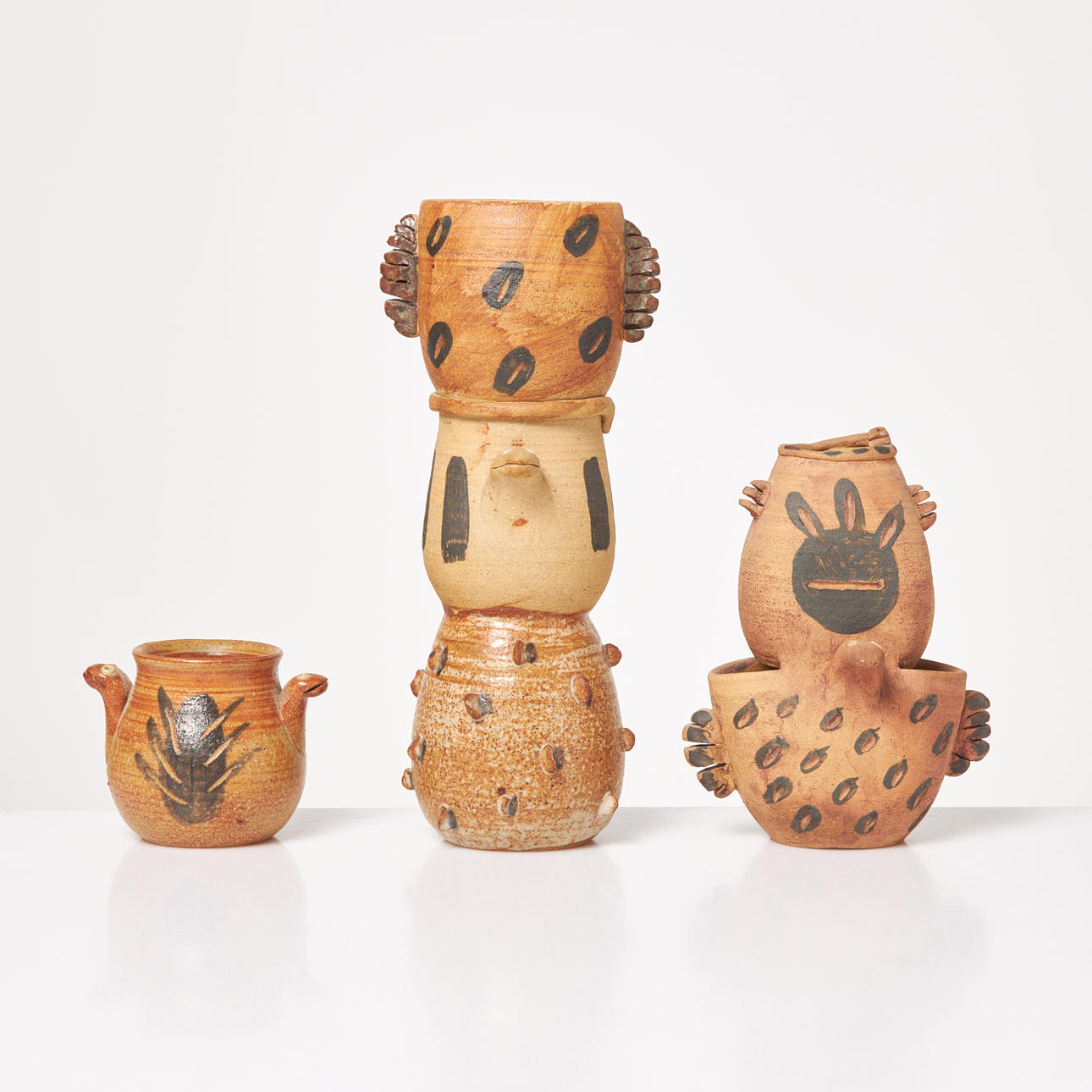 OIDENTIFIERAD KONSTNÄR. kermaik, 3 dlr, signed.