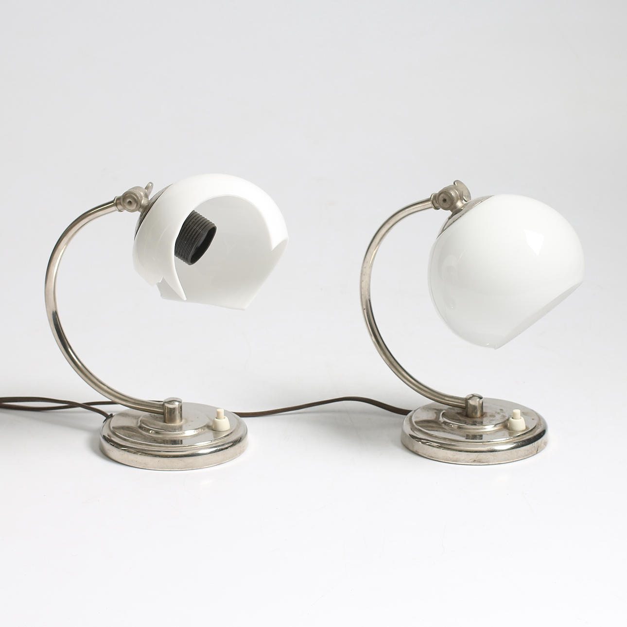 BORDSLAMPOR / VÄGGLAMPOR, ett par, krom och glas, Art Deco, 1930-tal.