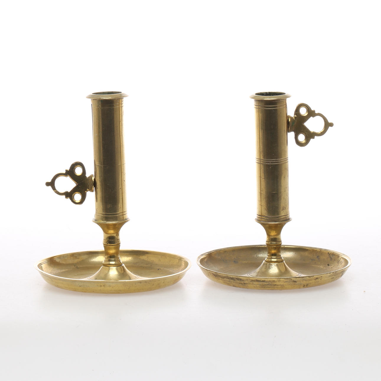 LJUSSTAKAR 2 st snarlika, mässing, en märkt CF.Bomark, 1800-tal.