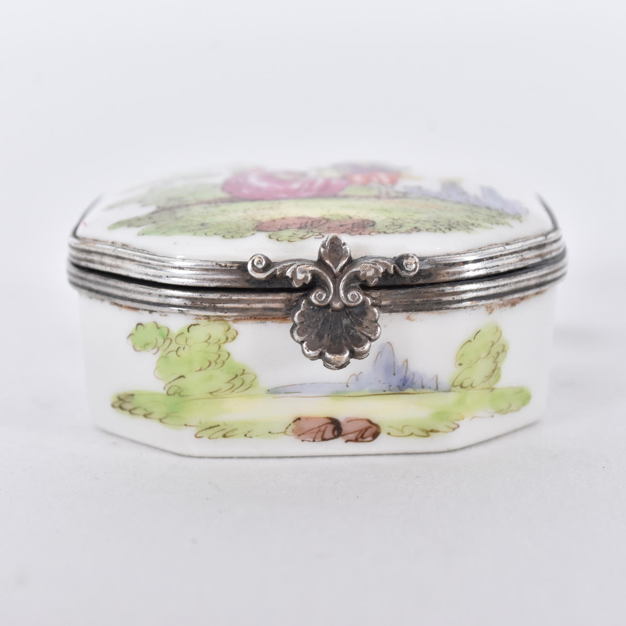 A porcelain snuff box with silver mounting, 19th century.