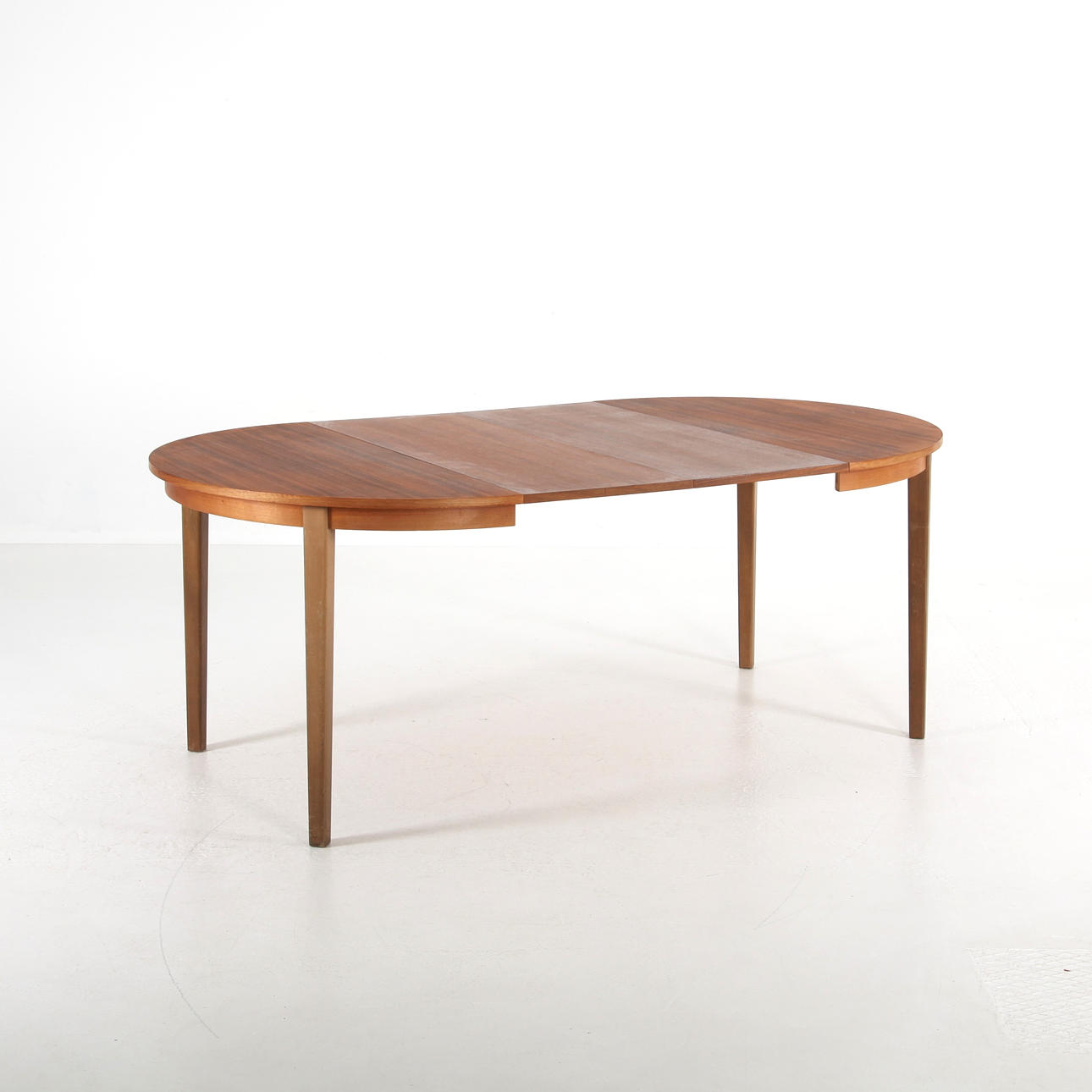 ROUND DINING TABLE WITH 2 TABLETOPS, 190 cm long.