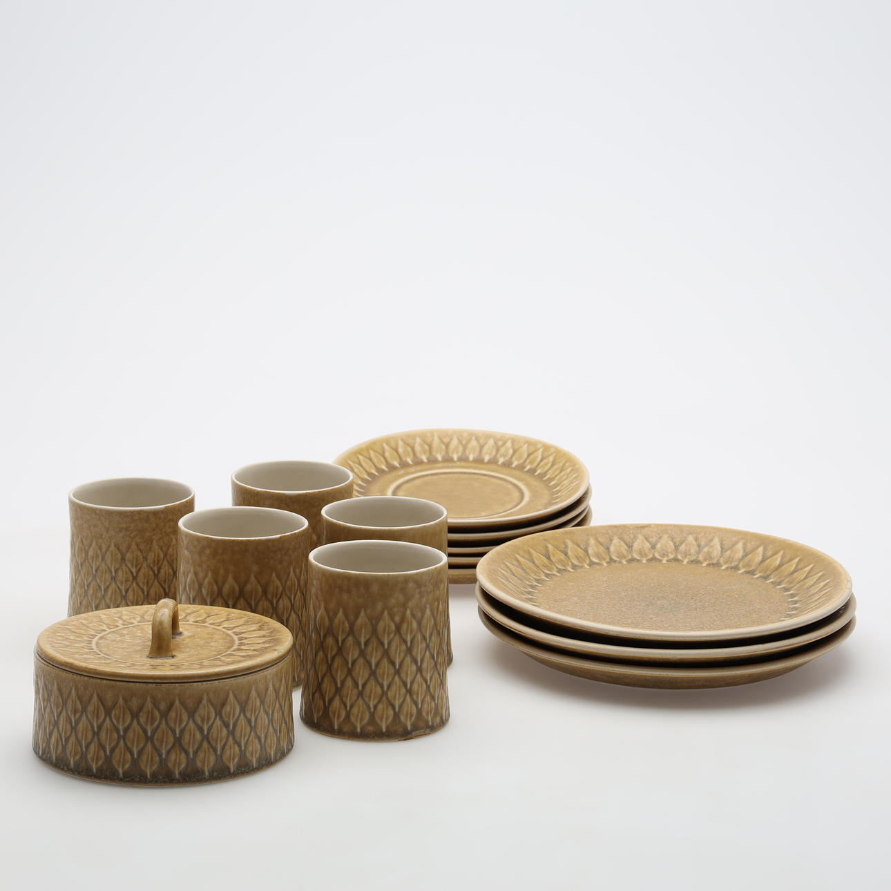 JENS QUISTGAARD. Tableware, “Relief”, 14 pieces, stoneware, Kronjyden, Denmark.