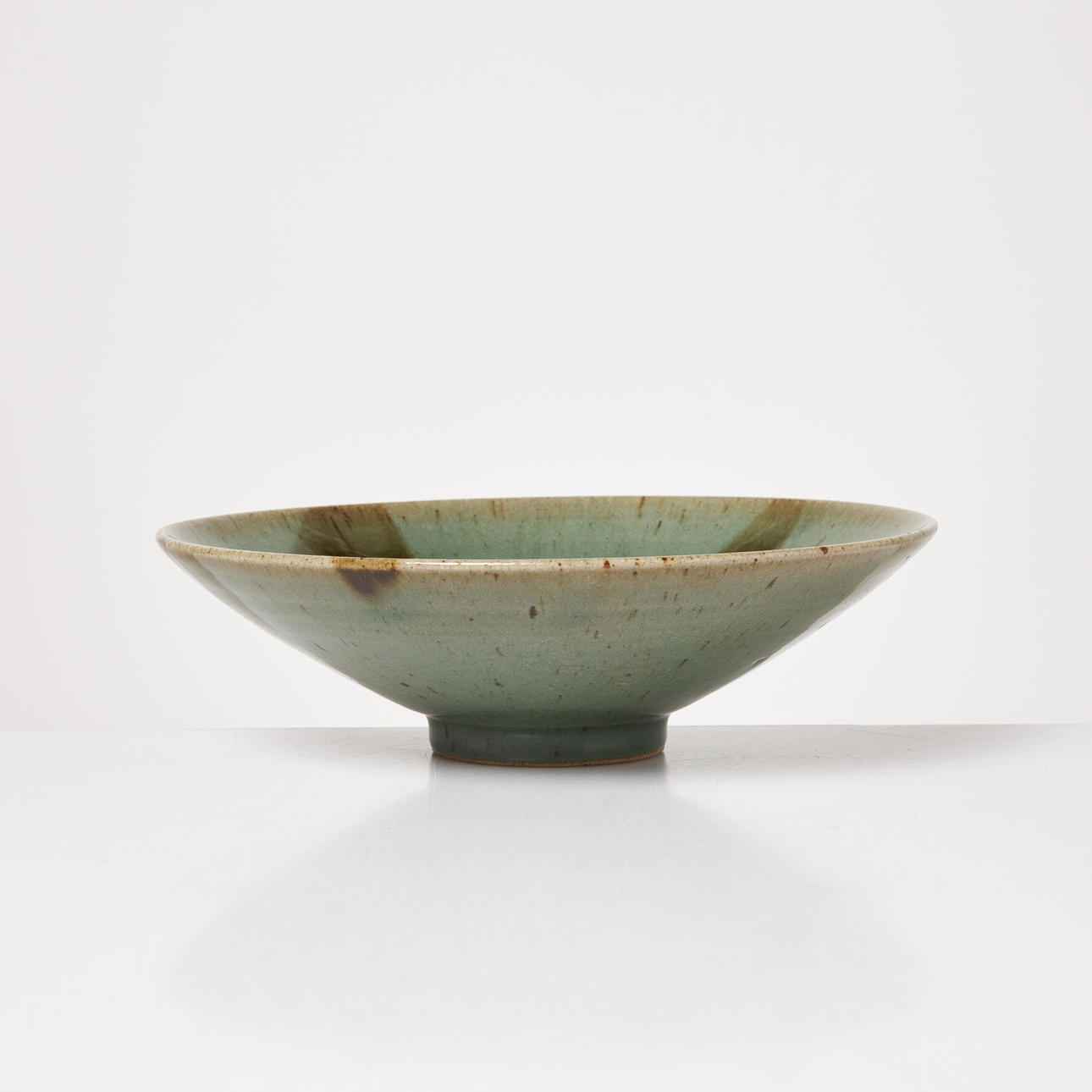 TOMAS ANAGRIUS. Skålfat, glaserat stengods, undertill signerad.