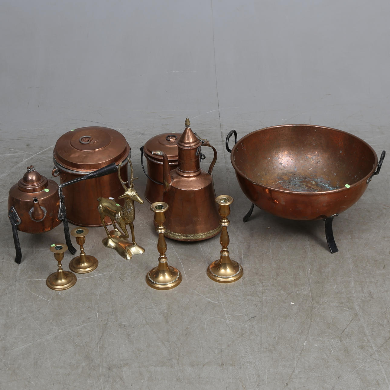 MÄSSING OCH KOPPAR, 10 delar, 1800-1900-tal.