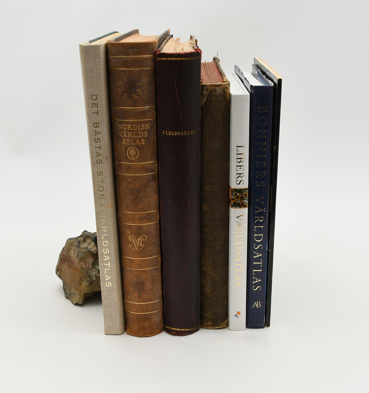 World Atlas. 7 Volumes.