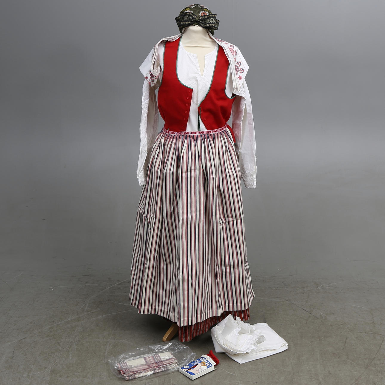 FOLKDRÄKT, 9 delar, Skedevi, Östergötland.