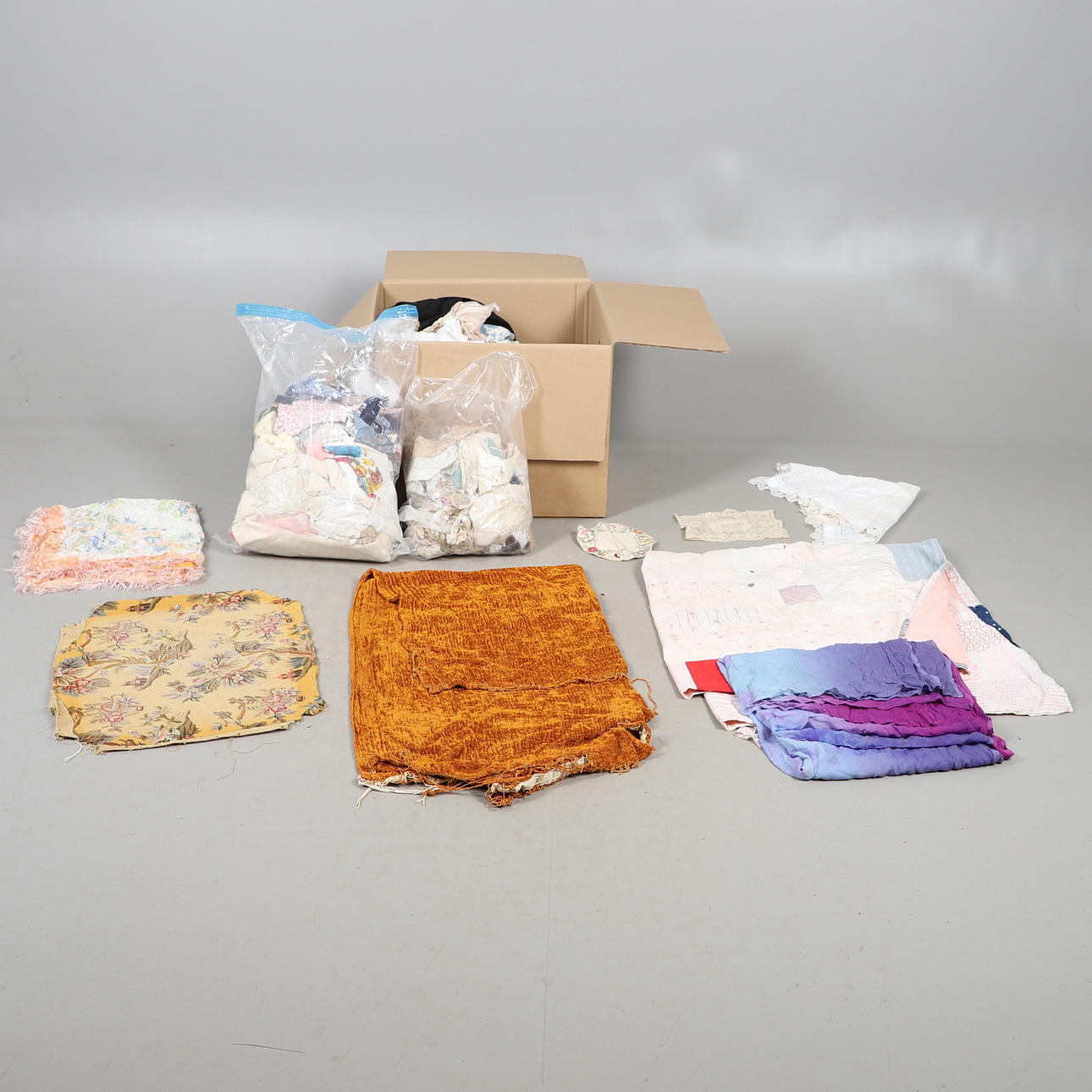 A MIXED LOT OF TEXTILES.