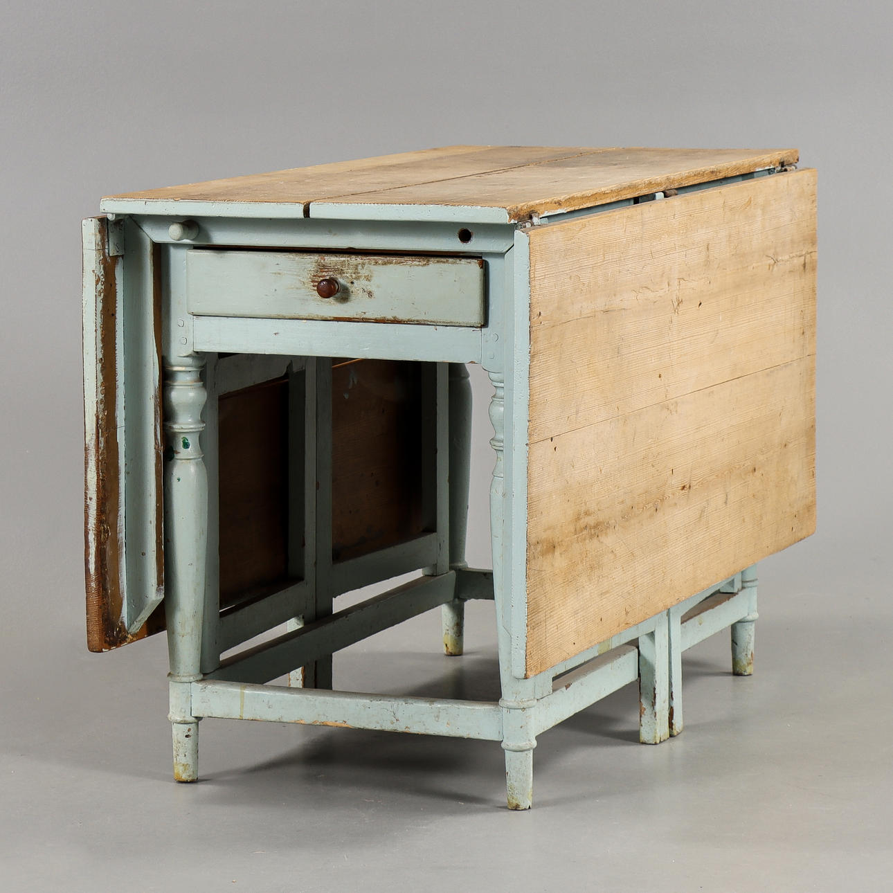 An Allmoge percussion table, 19th century.