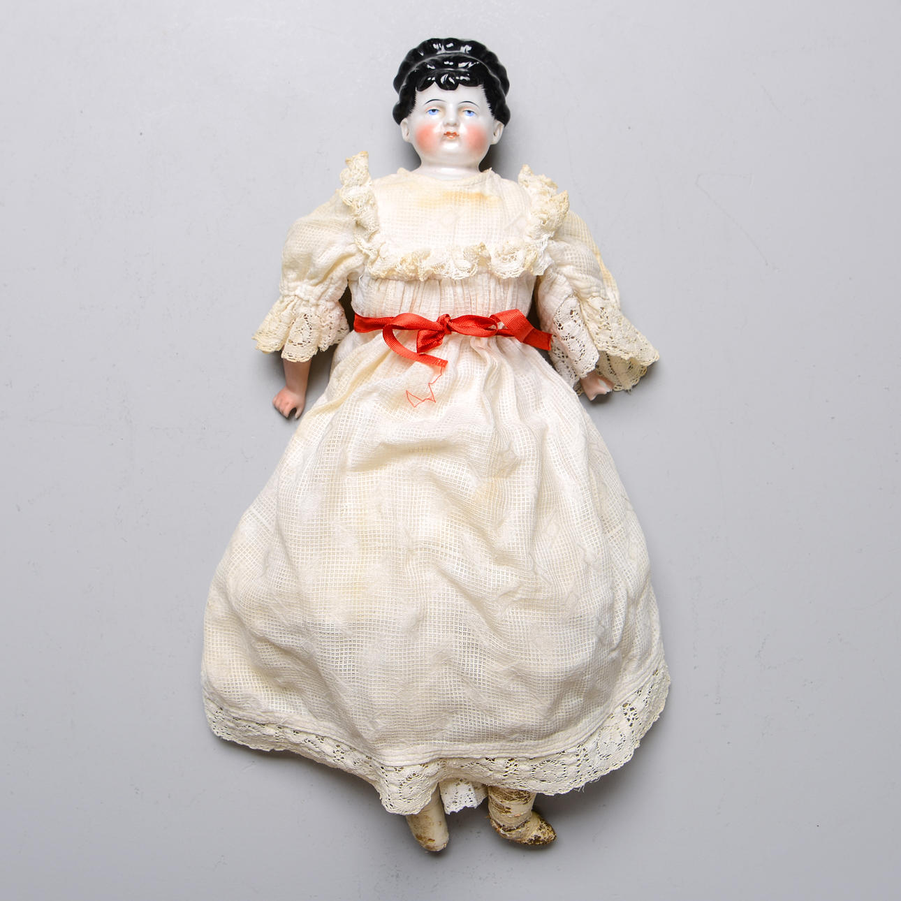 A PORCELAIN DOLL, 1800/1900.