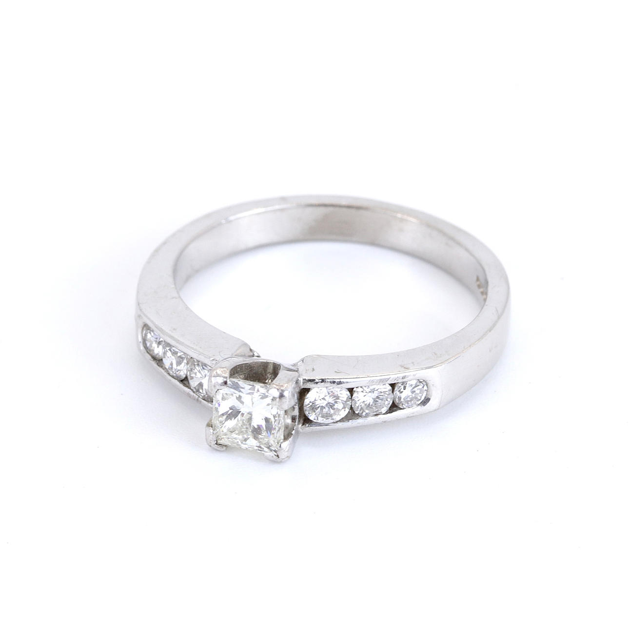 18CT WHITE GOLD RING SET WITH PRINCESS CUT SOLITAIRE.