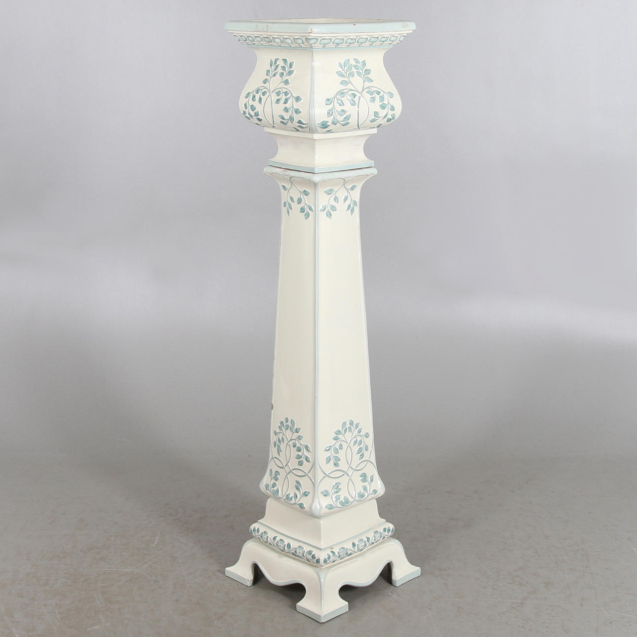 PIEDESTAL med YTTERFODER, 3 delar, majolika, flintgods, jugend, sannolikt Alf Wallander, Rörstrand, omkring sekelskiftet 18/1900.