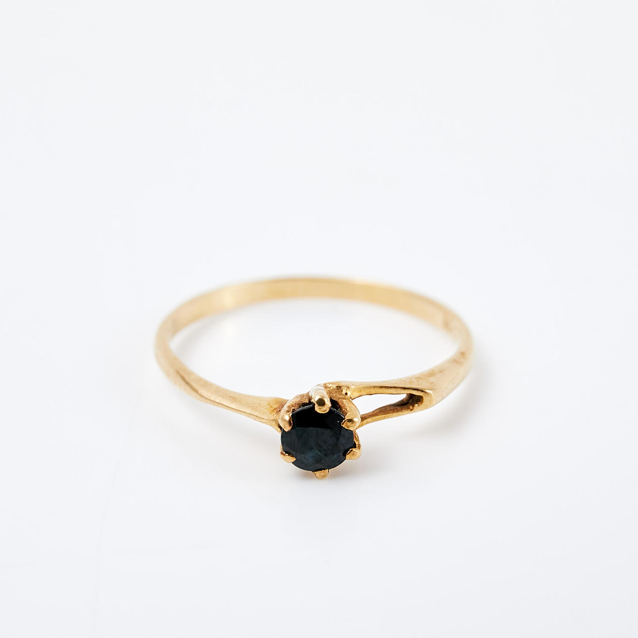 RING, 18k gold, 1 faceted sapphire.