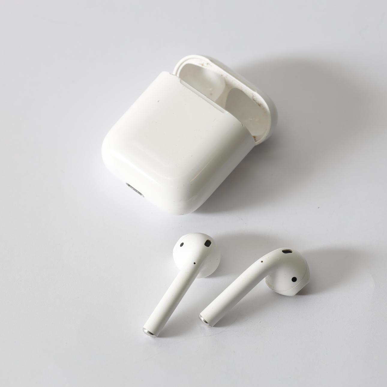 AIRPODS, APPLE. Contemporary.